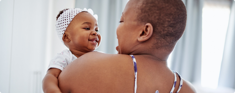 Équipement bébé évolutif adapté à la croissance de bébé dans les bras de sa maman