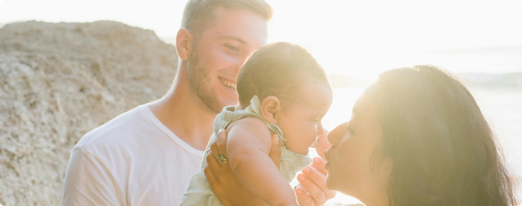 Occuper bébé sans écran grâce à des moments de complicité en famille