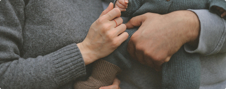 fatigue parentale février illustrée par un parent tenant son bébé en hiver