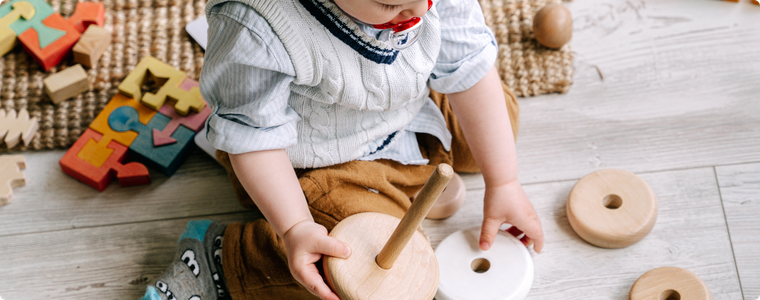 pourquoi bébé lance les objets pendant son développement moteur