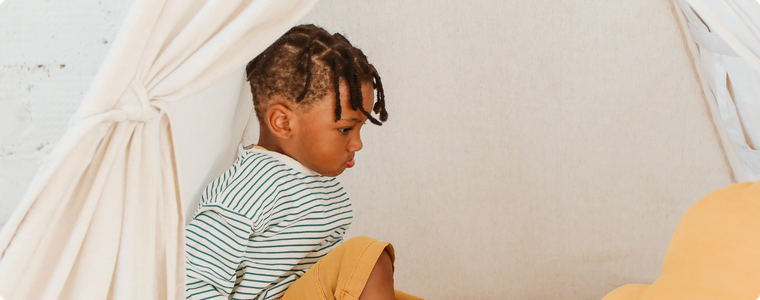 cabane enfant intérieur avec espace cocooning et coussin