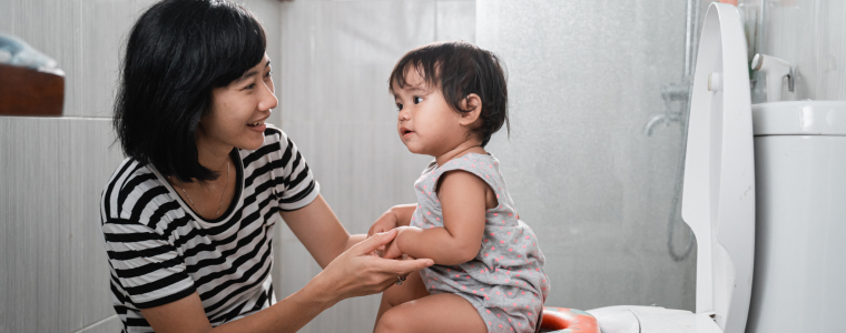 Maman aidant son enfant à surmonter la peur de faire caca.