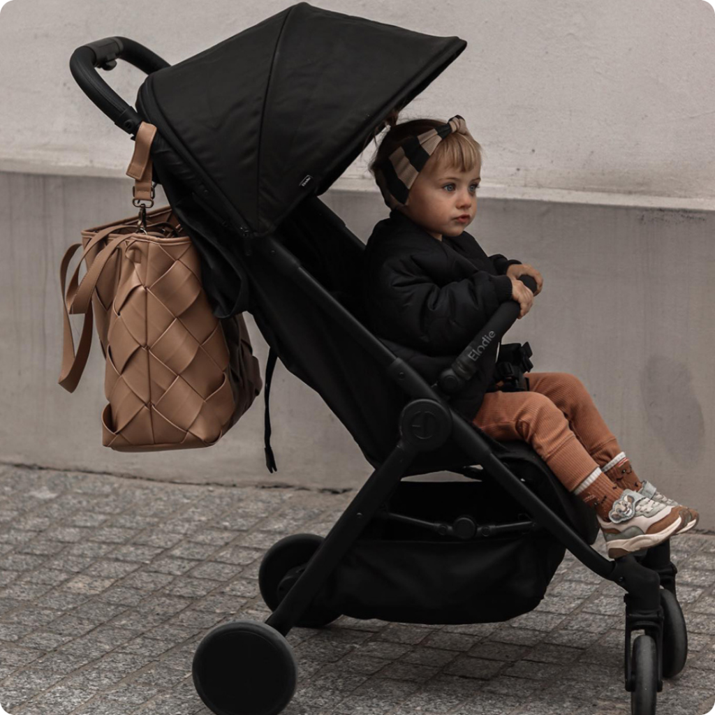 enfant sur poussette