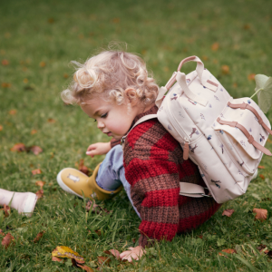enfant avec son sac à dos pour préparer la rentrée en juillet