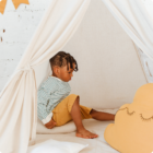 cabane enfant intérieur avec espace cocooning et coussin