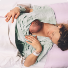 Maman et nouveau-né profitant du nouveau congé de naissance