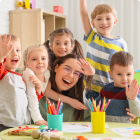 Équiper une crèche : enfants et professionnelle dans un espace adapté