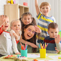Équiper une crèche : enfants et professionnelle dans un espace adapté