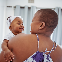 Équipement bébé évolutif adapté à la croissance de bébé dans les bras de sa maman