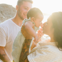 Occuper bébé sans écran grâce à des moments de complicité en famille