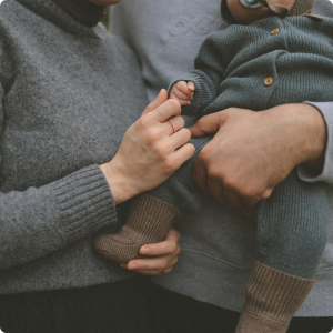 fatigue parentale février illustrée par un parent tenant son bébé en hiver