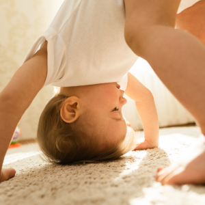 Jeux Montessori pour la maîtrise corps espace enfant.