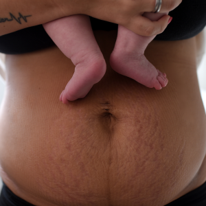 jeune maman vivant son postpartum