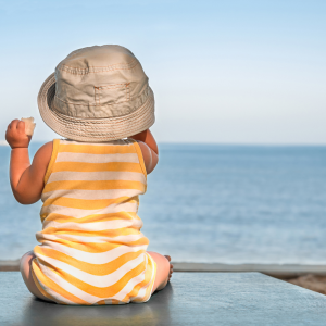 bébé protégé du soleil pendant la chaleur