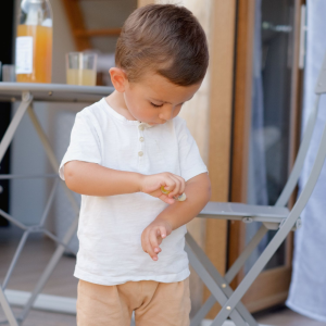 bébé applique un soin contre piqûres de moustiques
