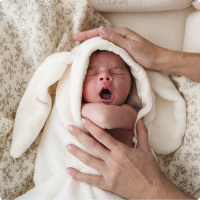réveiller bébé pour le nourrir en douceur