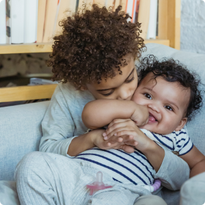 préparer l’aîné à l’arrivée d’un bébé.