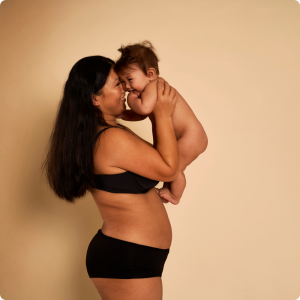Prendre soin de soi après l’accouchement : une maman enlace son bébé, corps post-partum naturel
