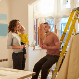 Guirlande prénom bébé : parents qui préparent la chambre.