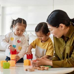 Moments de découverte avec des jouets d’éveil bébé