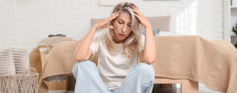 jeune femme assise par terre avec médicaments