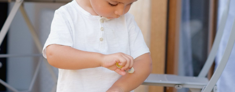 bébé applique un soin contre piqûres de moustiques