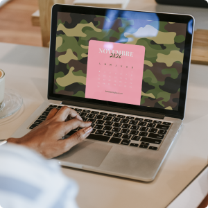 Fond d’écran ordinateur novembre 2026 avec motif camouflage