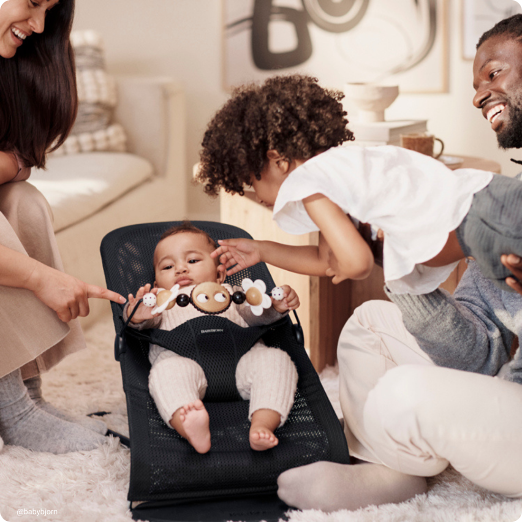 bébé installé dans un transat ergonomique avec jouets